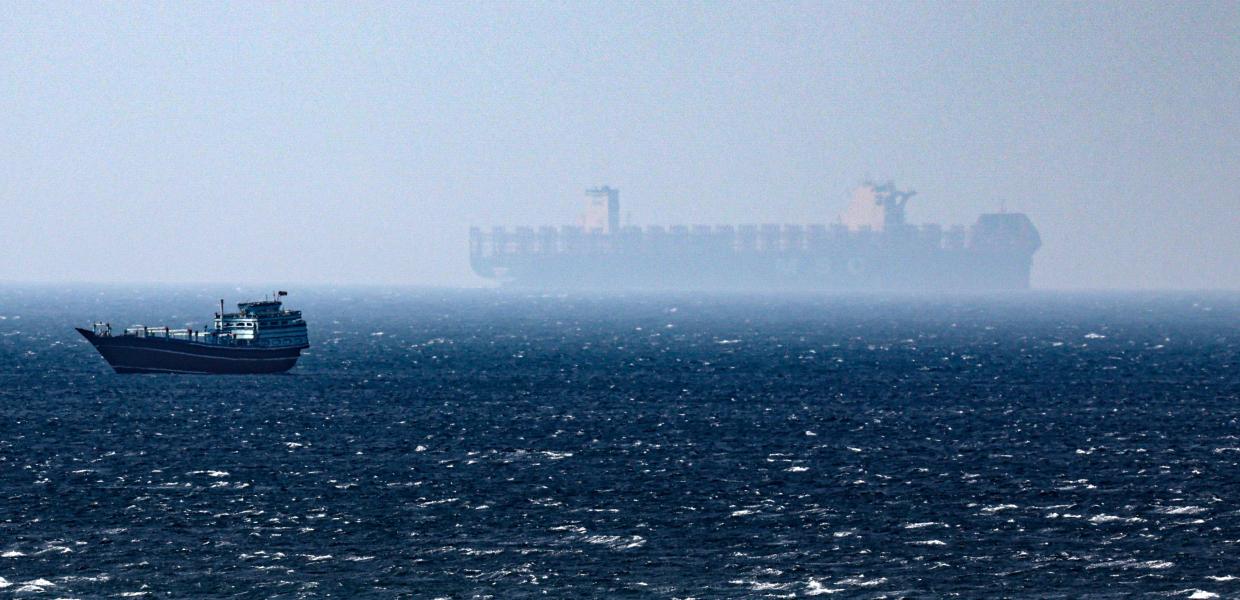 Πλοία στο Στενό του Ορμούζ, όπως φαίνονται από το Χασάμπ, Επαρχία Μουσάνταμ, Ομάν, Ιούνιος 2025