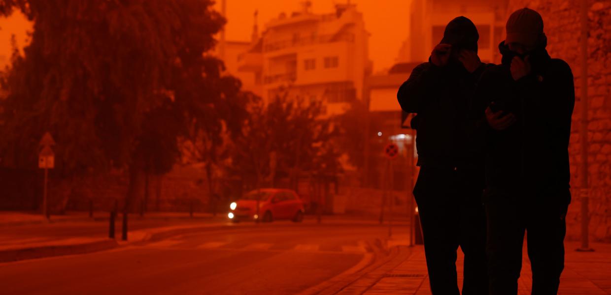 Αφρικανική σκόνη έχει «βάψει» κόκκινο το Ηράκλειο Κρήτης