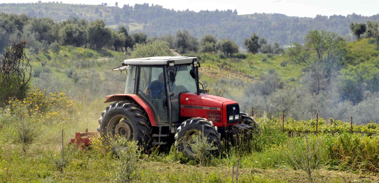 Αγρότης με τρακτέρ
