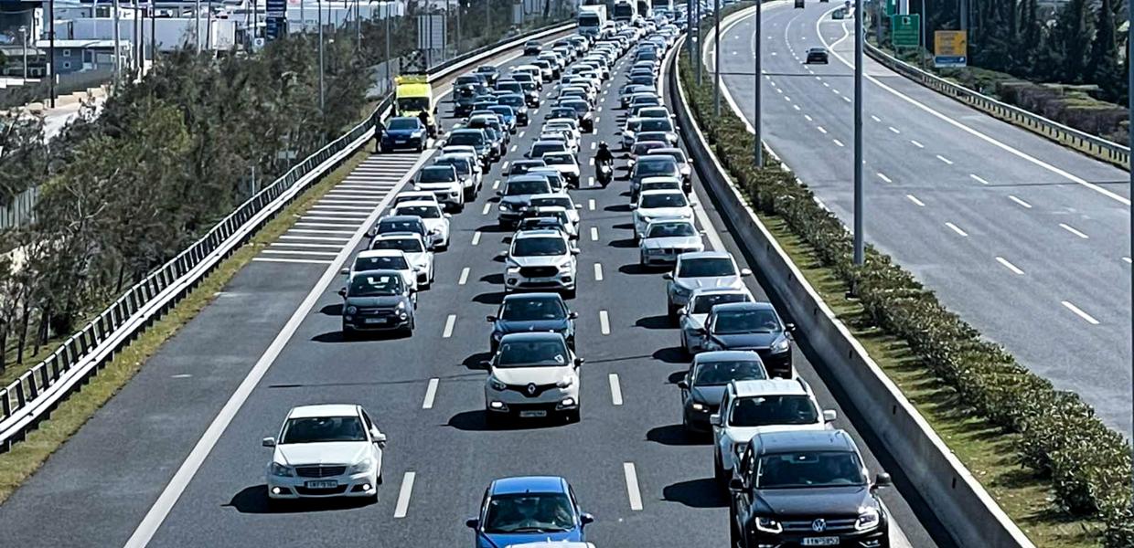 Αυτοκίνητα στην Αττική Οδό