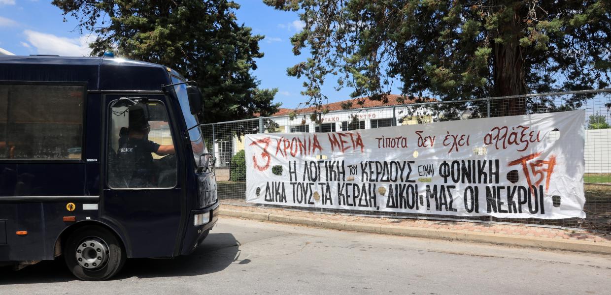 Κλούβα της αστυνομίας και πανό έξω από τον χώρο που διεξάγεται η δίκη για τα Τέμπη
