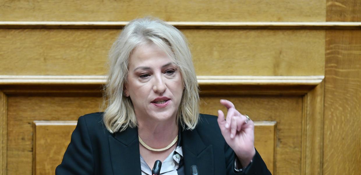Η Ρένα Δούρου στο βήμα της Βουλής