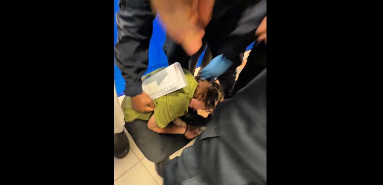 Ισραηλινοί αστυνομικοί ρίχνουν στο πάτωμα ακτιβίστρια του Global Sumud Flotilla