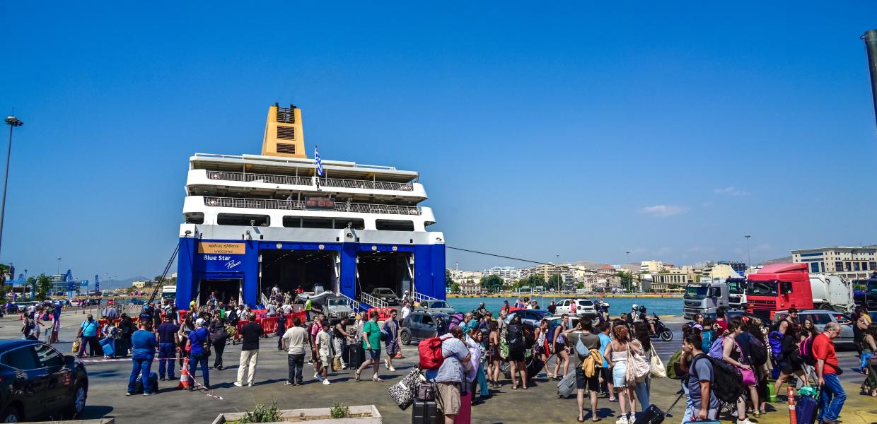 Τουρίστες στο λιμάνι του Πειραιά