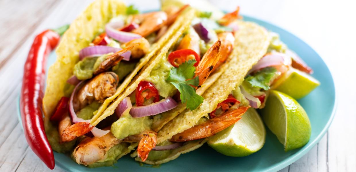 Σπιτικά Fish Tacos με τραγανό μπακαλιάρο και γαρίδες
