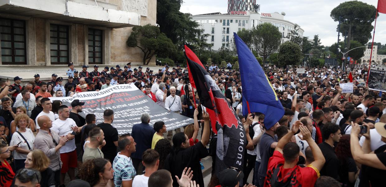 Διαδηλώσεις στην Αλβανία κατά του τουριστικού θέρετρου που συνδέεται με τον γαμπρό του Τραμπ