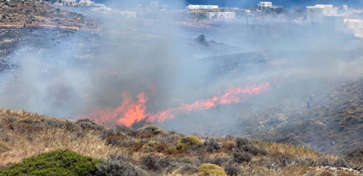 Φωτιά στη Σύρο, εκδηλώθηκε στην περιοχή της Αμπέλας