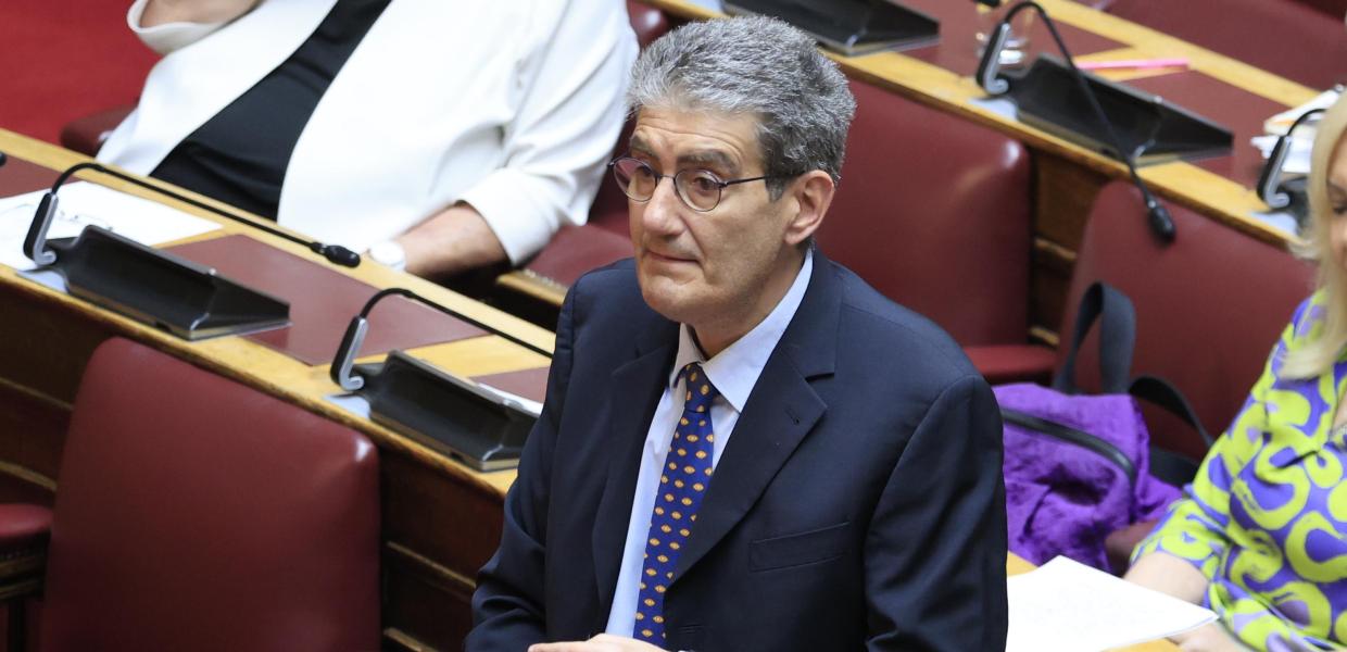 Οφείλει να δίνει απαντήσεις και όχι να μετατρέπει τη Βουλή σ