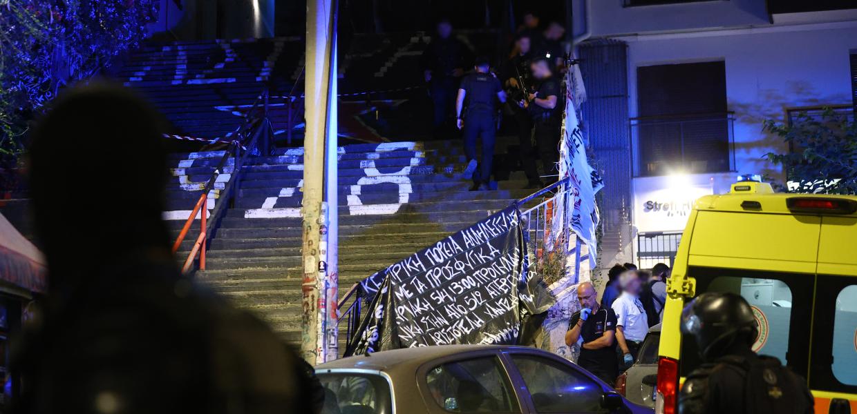 Θανάσιμα τραυματισμένος εντοπίστηκε άνδρας στα σκαλάκια του Αστέρα στην οδό Καλλιδρομίου μετά από πυροβολισμούς στα Εξάρχεια