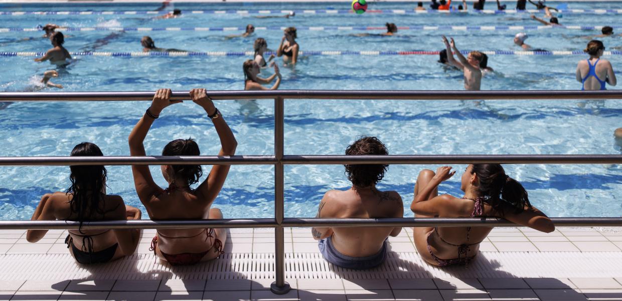 Κόσμος σε πισίνα λόγω του καύσωνα στην Ευρώπη
