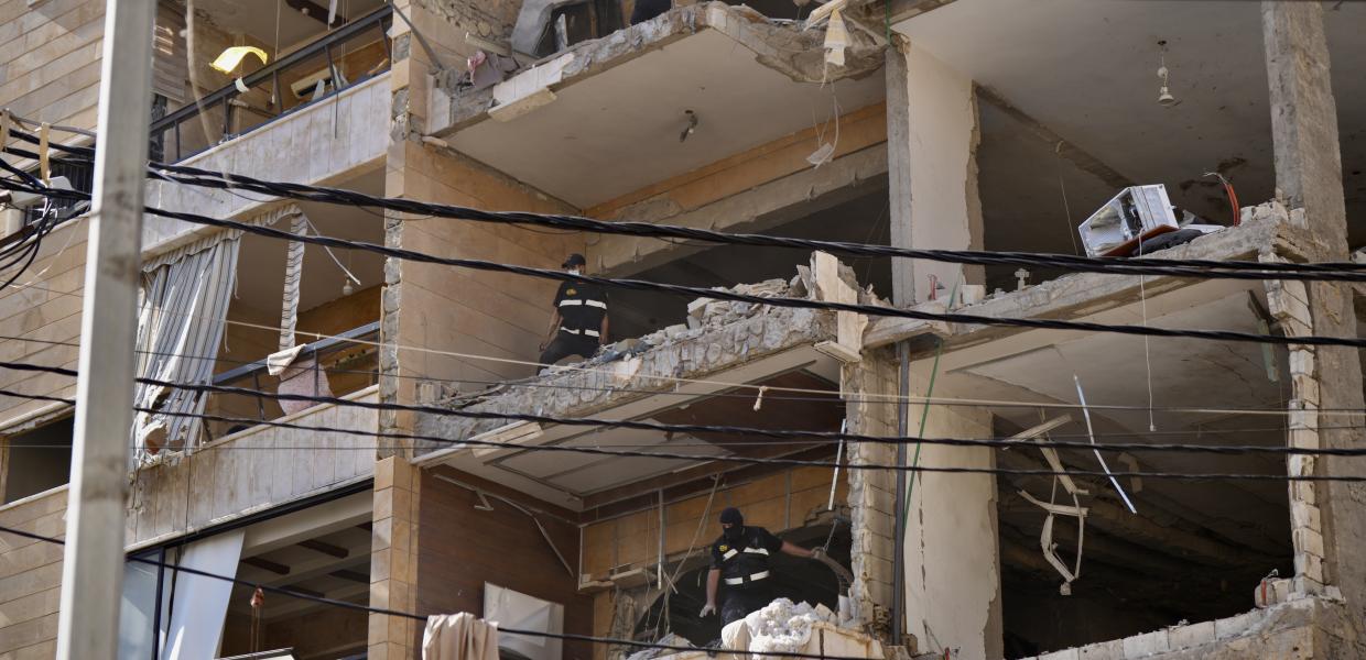 Διασώστες επιχειρούν σε κατεστραμμένο κτίριο κατοικιών στον Λίβανο