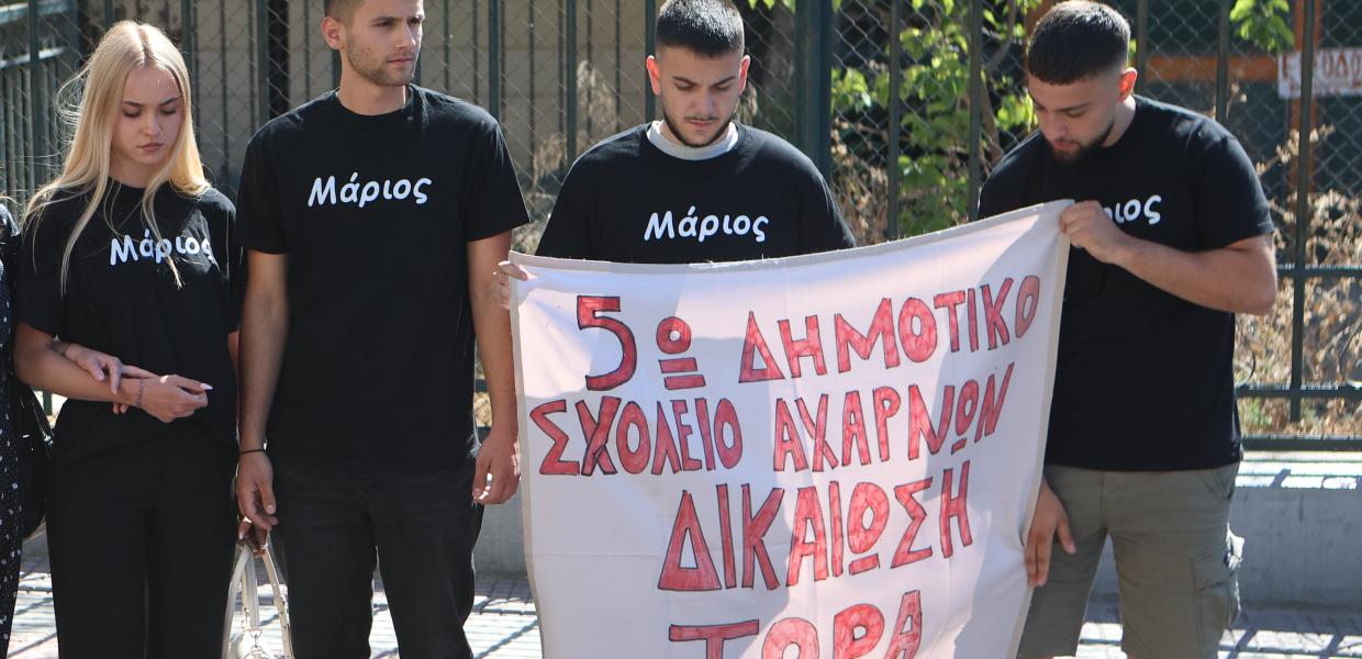 Παιδιά με πανό έξω από το δικαστήριο για τον θάνατο του 11χρονου Μ΄'αριου 