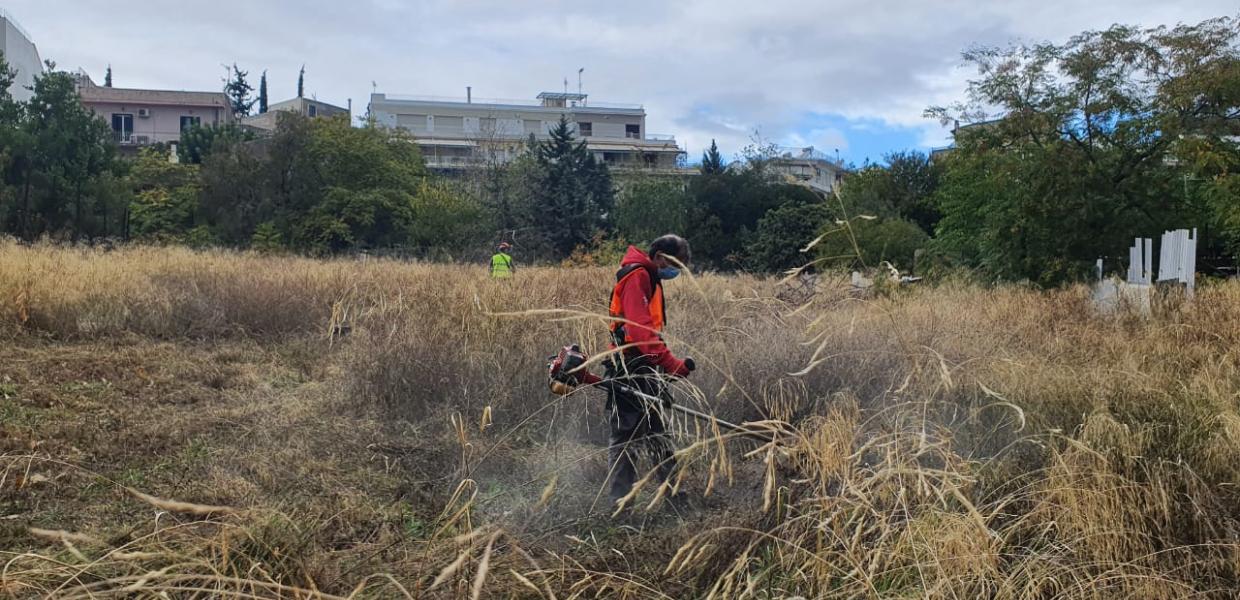 Καθαρισμός οικοπέδου στα «Κουντουριώτικα» στους Αμπελόκηπους Αθηνών