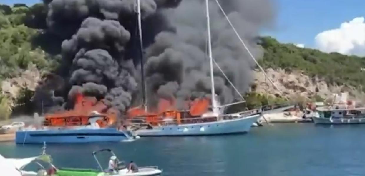 Φωτιά σε τουριστικά σκάφη στους Παξούς