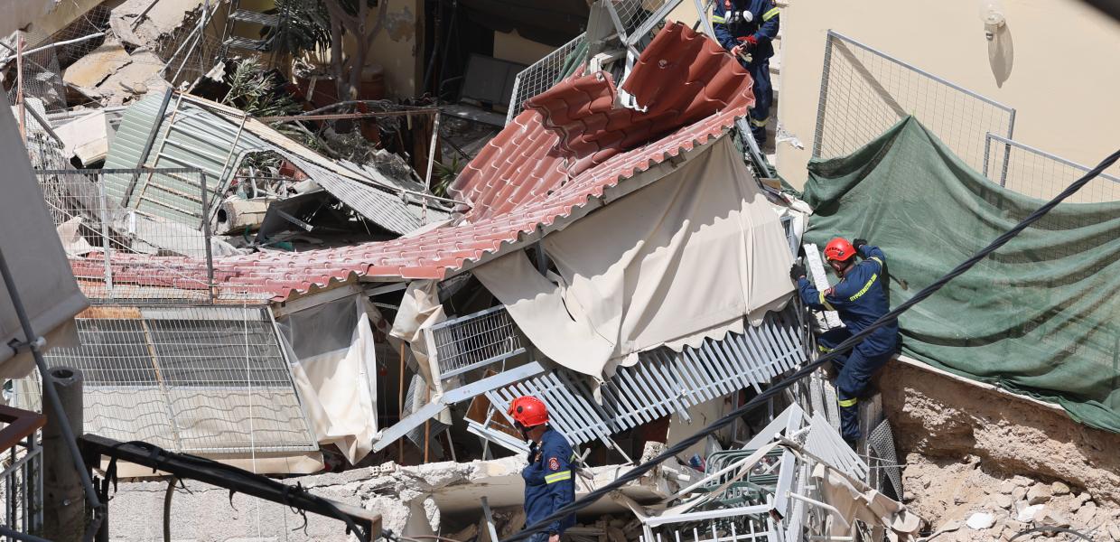 Διασώστες επιχειρούν στην πολυκατοικία που κατέρρευσε στα Πετράλωνα