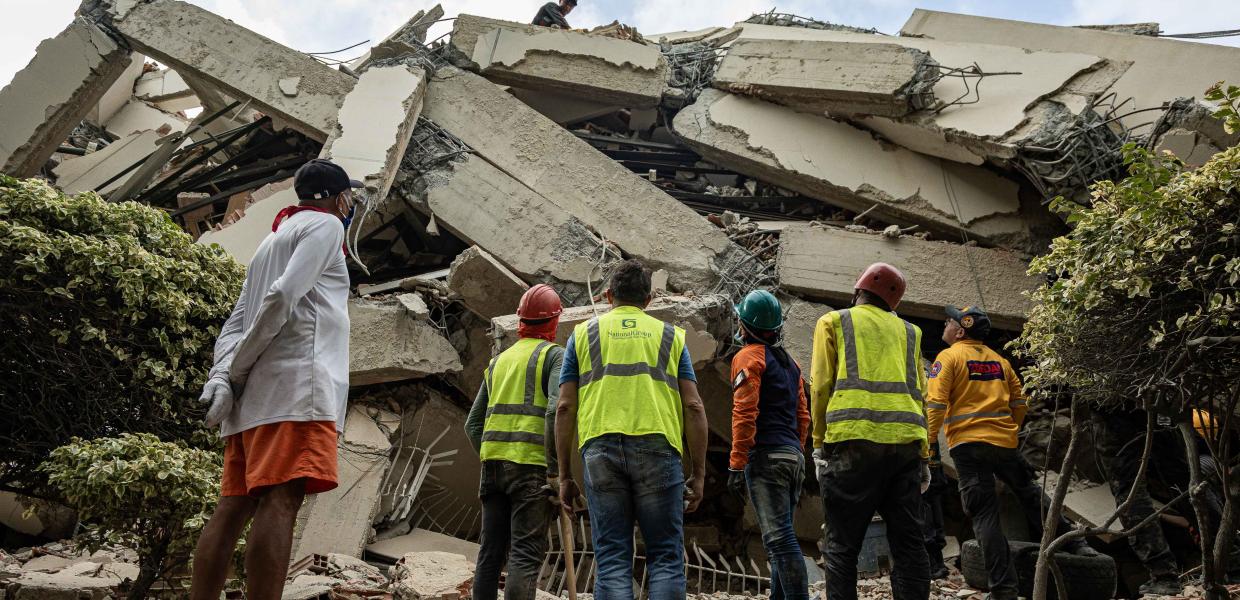 Διασώστες ερευνούν ένα κτίριο που έχει καταρρεύσει στη Λα Γκουάιρα της Βενεζουέλας, 27 Ιουνίου 2026