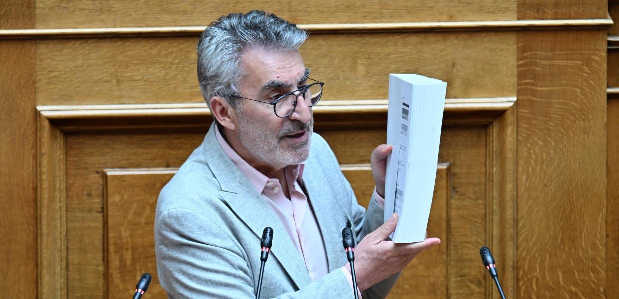 Ο Ξανθόπουλος στο βήμα της Βουλής