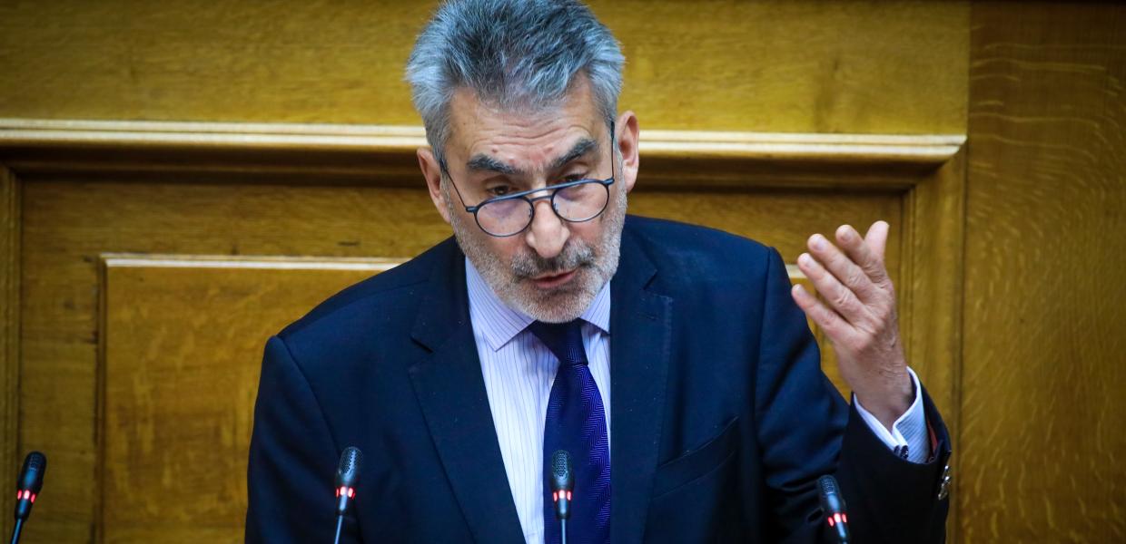 Η κυβέρνηση εντάσσει τη συνταγματική αναθεώρηση στους προεκλ