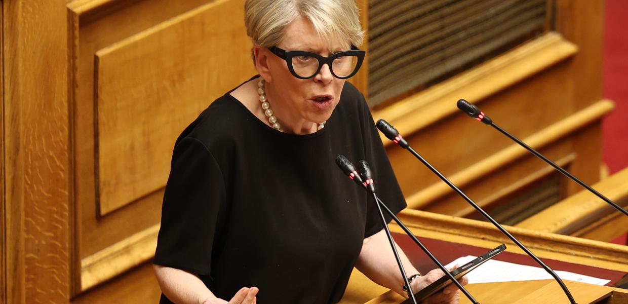 Η Έλενα Ακρίτα στο βήμα της Βουλής