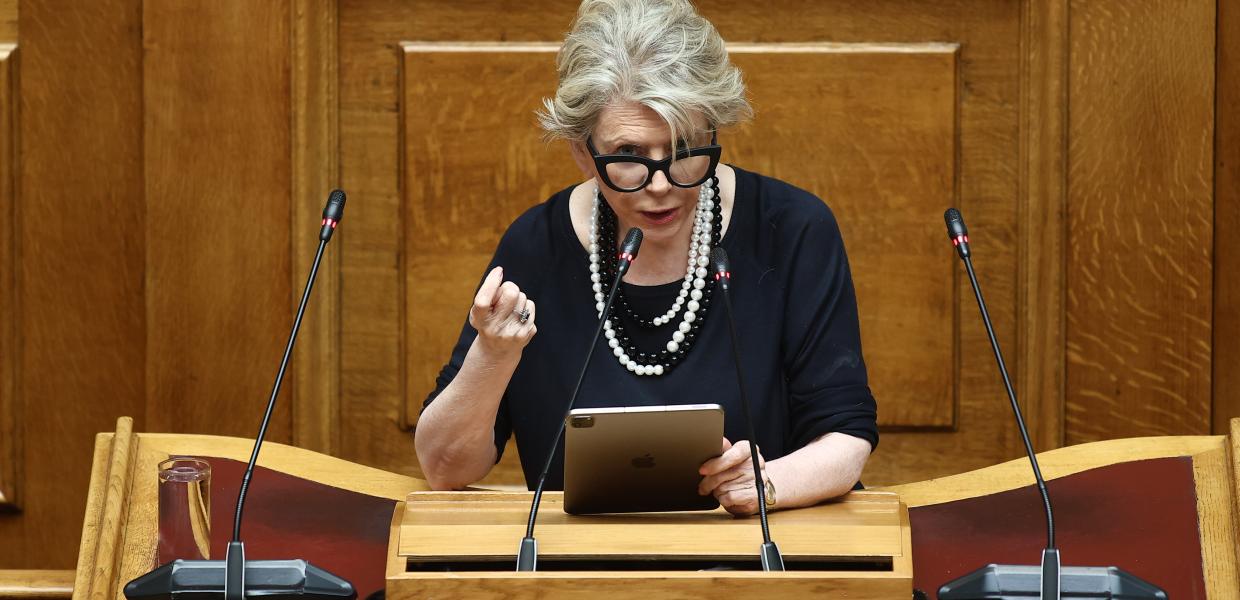 Η Έλενα Ακρίτα στο βήμα της Βουλής