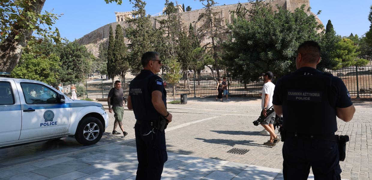 Αστυνομία στο σημείο της επίθεσης κατά τουριστών στην Ακρόπολη