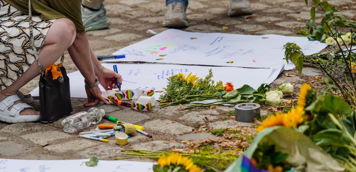 Άνθρωποι αφήνουν λουλούδια μετά την φονική επίθεση στο Βερολίνο