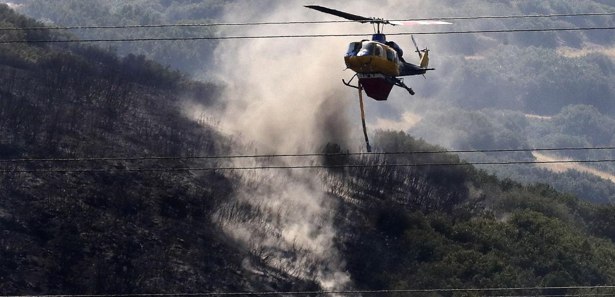 Φωτιά - Δερβένι Θεσσαλονίκης, ελικόπτερο επιχειρεί κατάσβεση