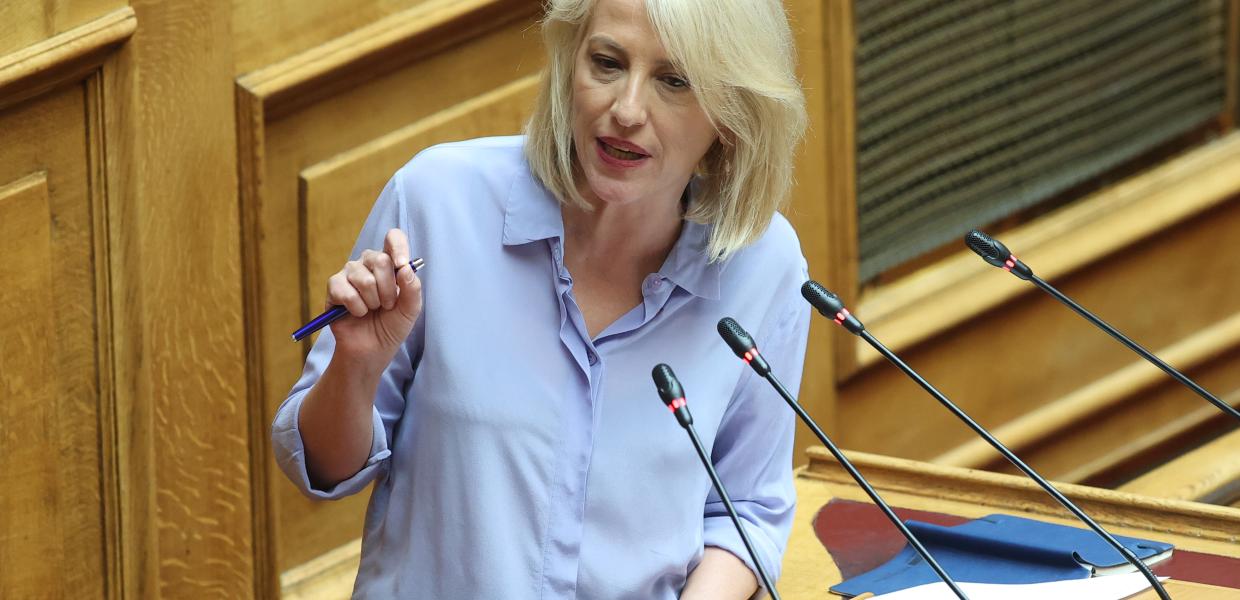 Η Ρένα Δούρου στο βήμα της Βουλής