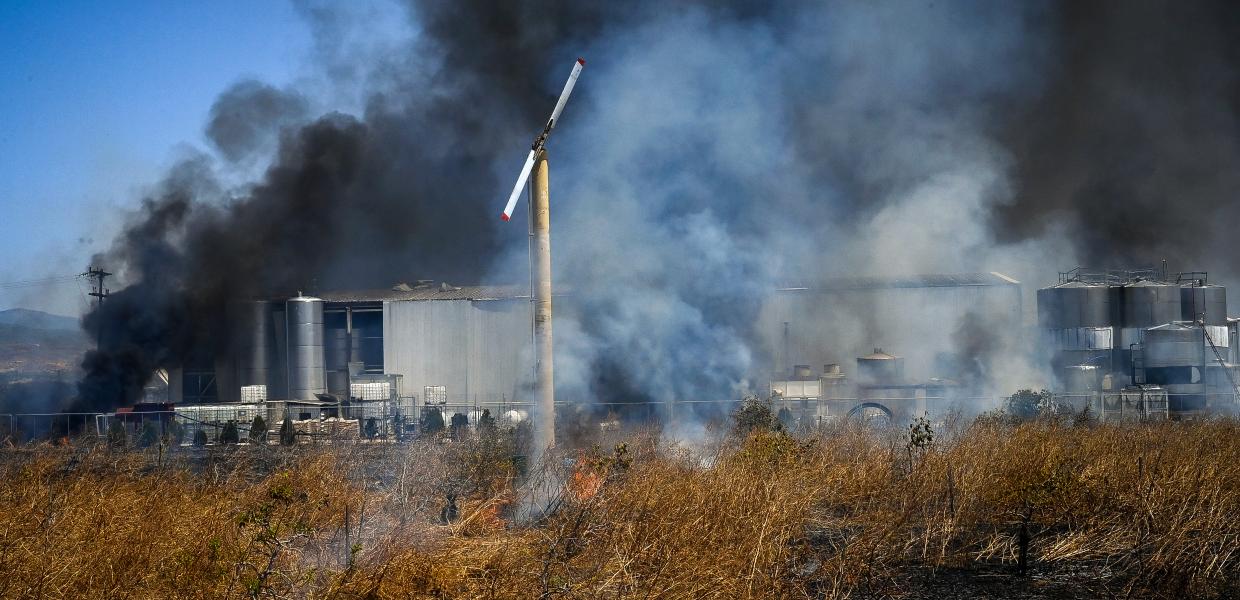 Έκρηξη και φωτιά σε εργοστάσιο στα Εξαμίλια Κορίνθου
