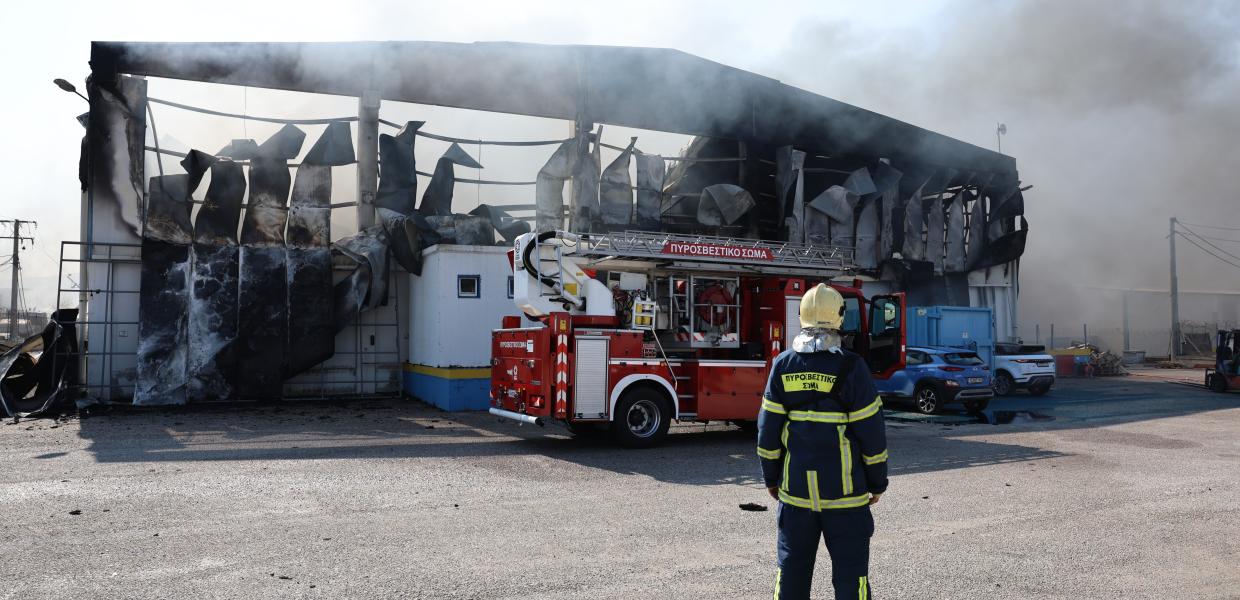 Αποκαΐδια η επιχείρηση με τα ανταλλακτικά στοιν Ασπρόπυργο