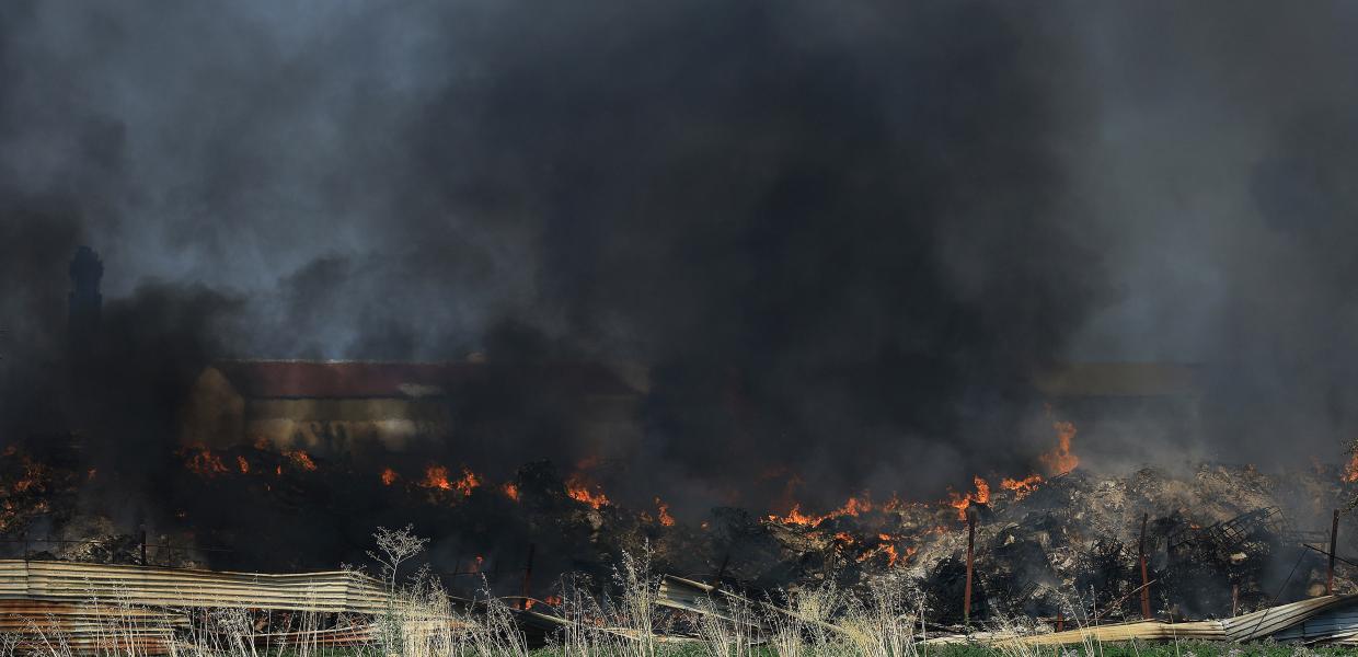 Φωτιά σε μονάδα ανακύκλωσης στην Λάρισα