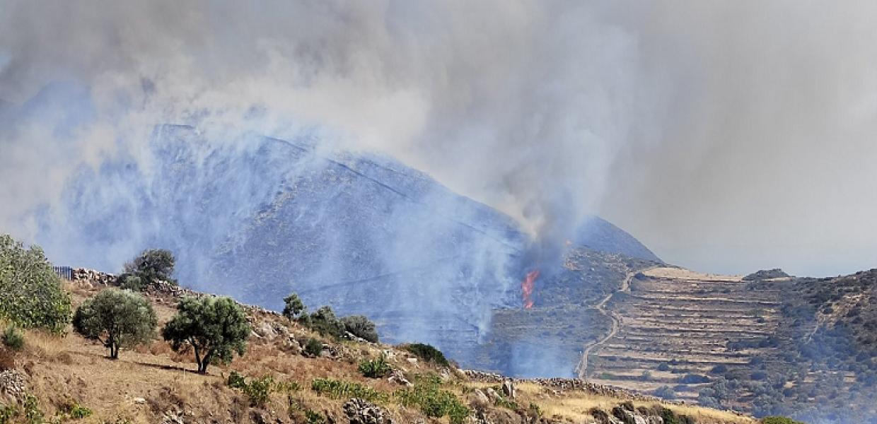 Άποψη της φωτιάς που καίει στην Πάρο