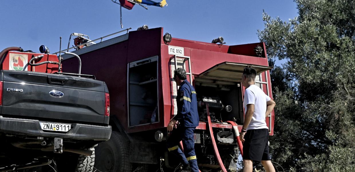 Πυροσβέστες και ελικόπτερο επιχειρούν σε φωτιά