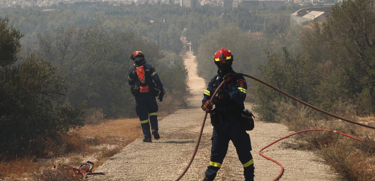 Πυροσβέστες με μάνικες σε κατάσβεση φωτιάς