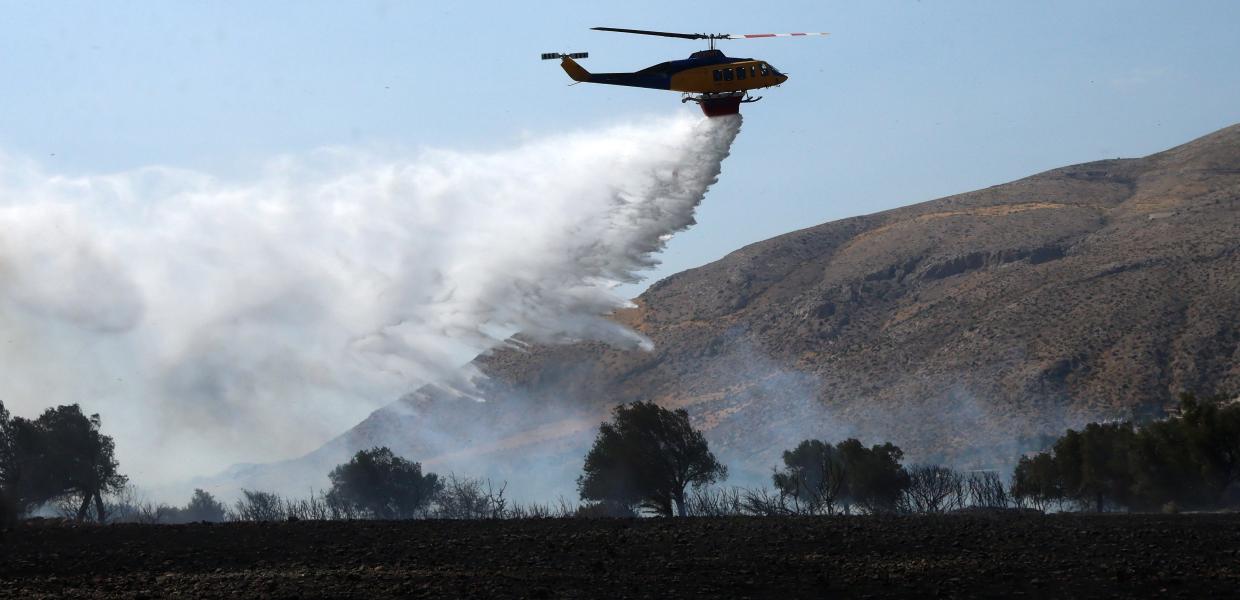 Ελικόπτερο κάνει ρίψη νερού σε φωτιά