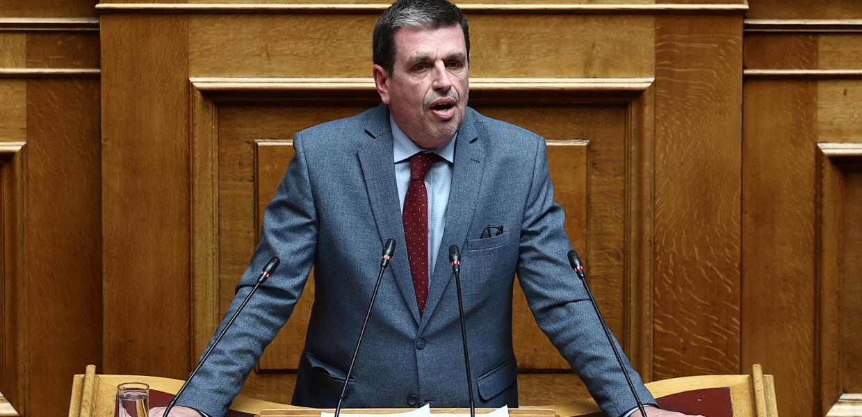 Ο Δημήτρης Καιρίδης στο βήμα της Βουλής