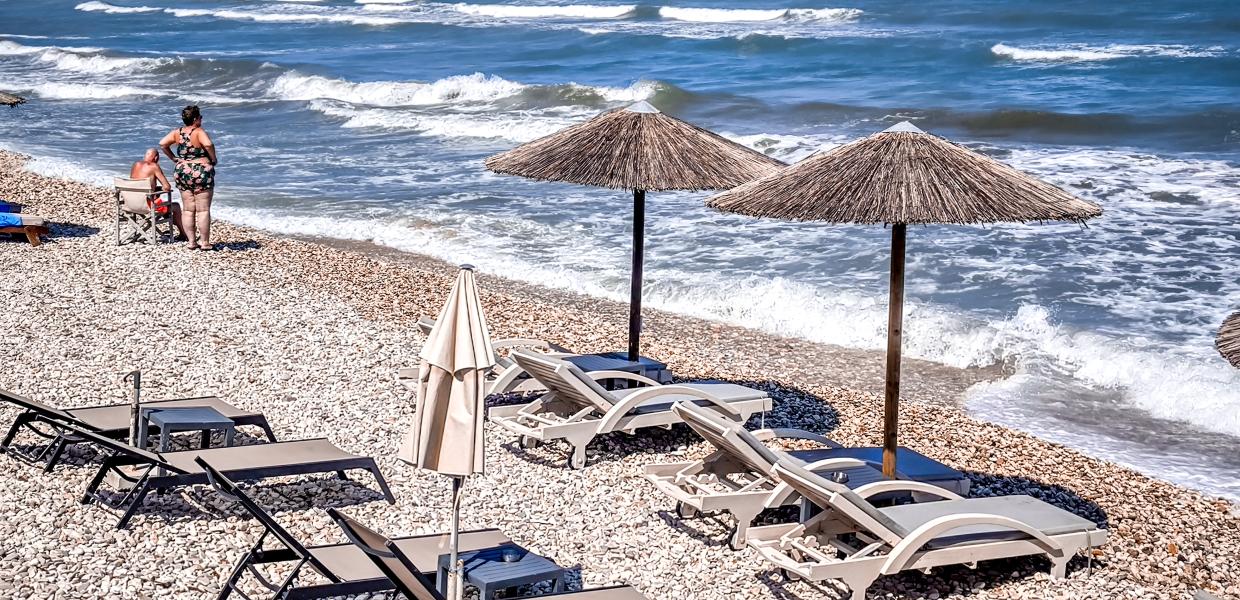 Κόσμος σε παραλία