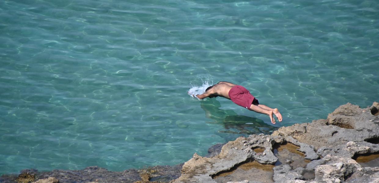 Άνθρωπος βουτά στην θάλασσα