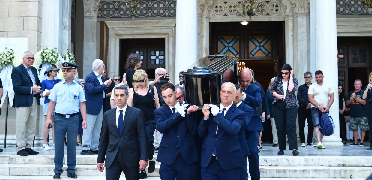 Κηδεία της ηθοποιού Μάρως Κοντού – Η εξόδιος ακολουθία στην Μητρόπολη Αθηνών