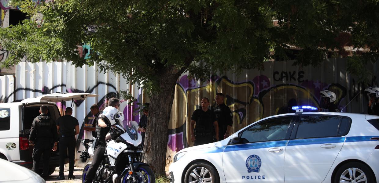 Αστυνομία στο σημείο όπου βρέθηκε σορός γυναίκας σε βαλίτσα στην Κυψέλη