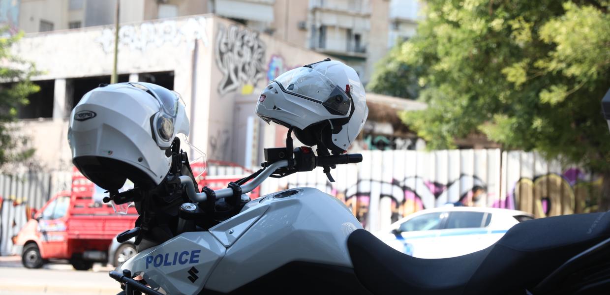 Μηχανή της ΕΛΑΣ στο σημείο όπου εντοπίστηκε η βαλίτσα στην Κυψέλη