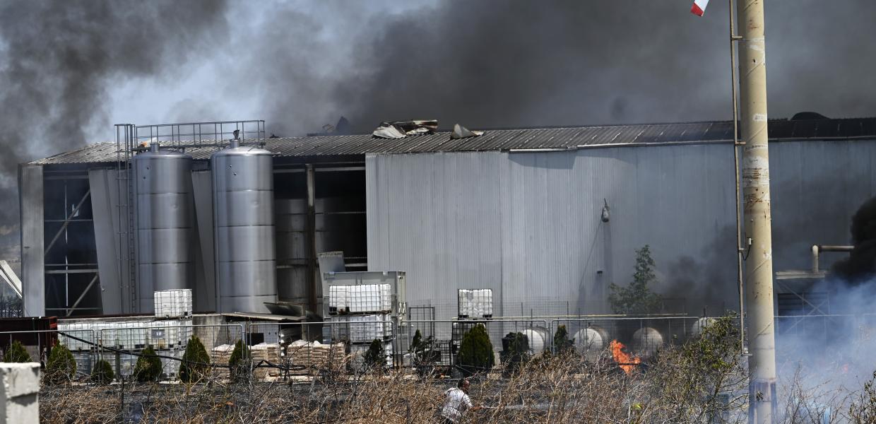  Έκρηξη και πυρκαγιά σε εργοστάσιο στα Εξαμίλια