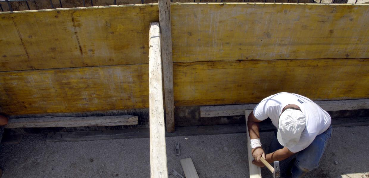 Οικοδόμος εν ώρα εργασίας