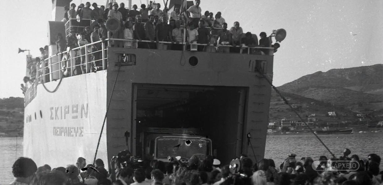 Το πλοίο «Σκίρων» μεταφέρει τους 44 έγκλειστους της Γυάρου