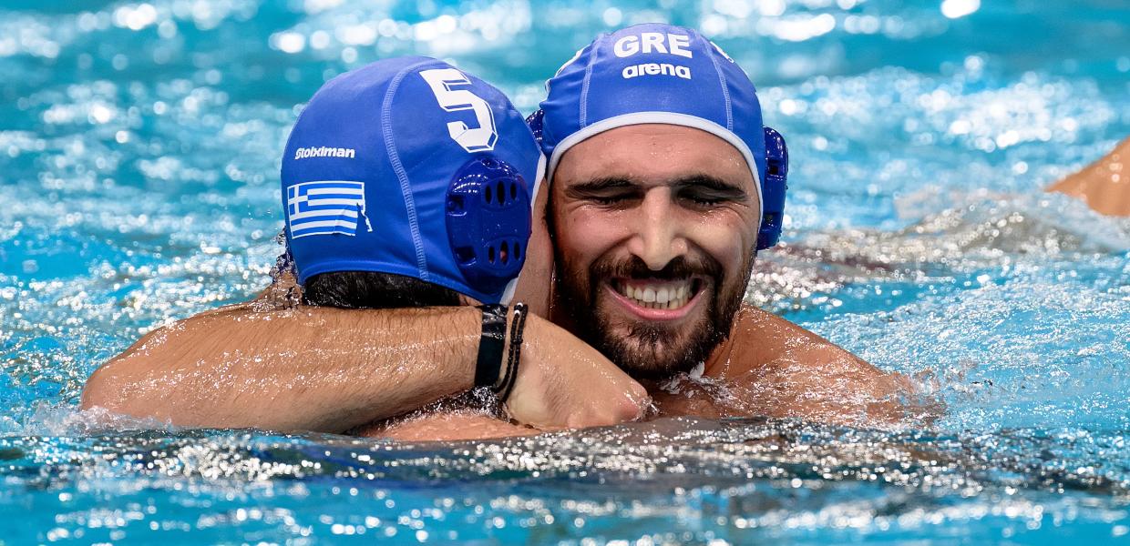 Σκουμπάκης και Αργυρόπουλος της Εθνικής Ομάδας πόλο ανδρών πανηγυρίζουν την κατάκτηση του World Cup