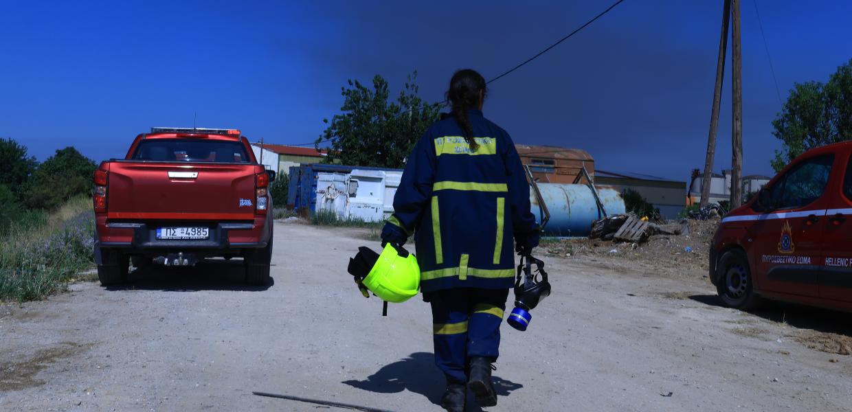 Πυροσβέστρια μεταβαίνει σε κατάσβεση φωτιάς