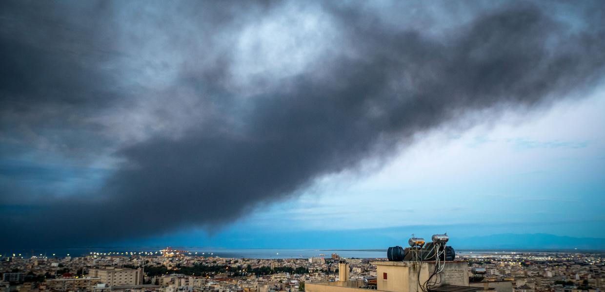 ΤΟΞΙΚΟ ΝΕΦΟΣ ΚΑΠΝΟΥ ΕΧΕΙ ΚΑΛΥΨΕΙ ΤΗΝ ΠΟΛΗ ΤΗΣ ΘΕΣΣΑΛΟΝΙΚΗΣ ΑΠΟ ΤΗΝ ΠΥΡΑΚΑΓΙΑ ΣΤΟ ΩΡΑΙΟΚΑΣΤΟ