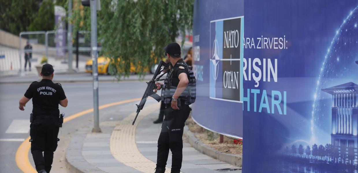 Αστυνομικοί έξω από το προεδρικό μέγαρο στην Τουρκία που θα γίνει η σύνοδος του ΝΑΤΟ