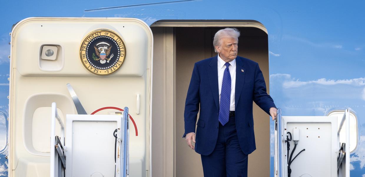 Ο Τραμπ αποβιβάζεται από το Air Force One