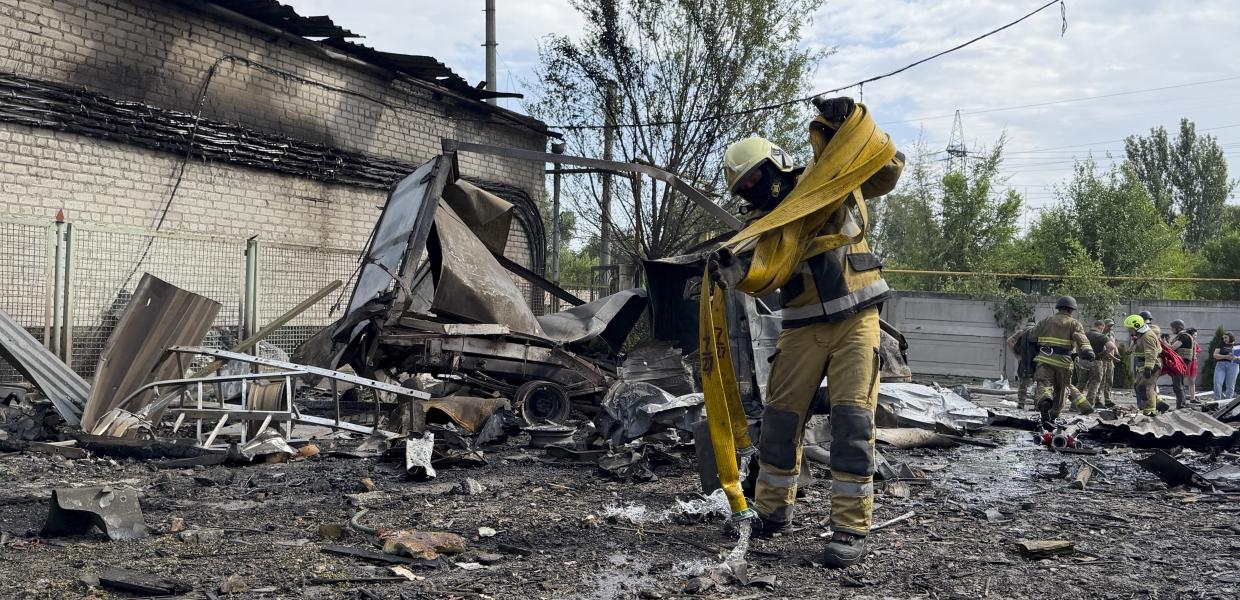 Διασώστης στην Ουκρανία επιχειρεί σε σημείο μετά από ρωσική επίθεση